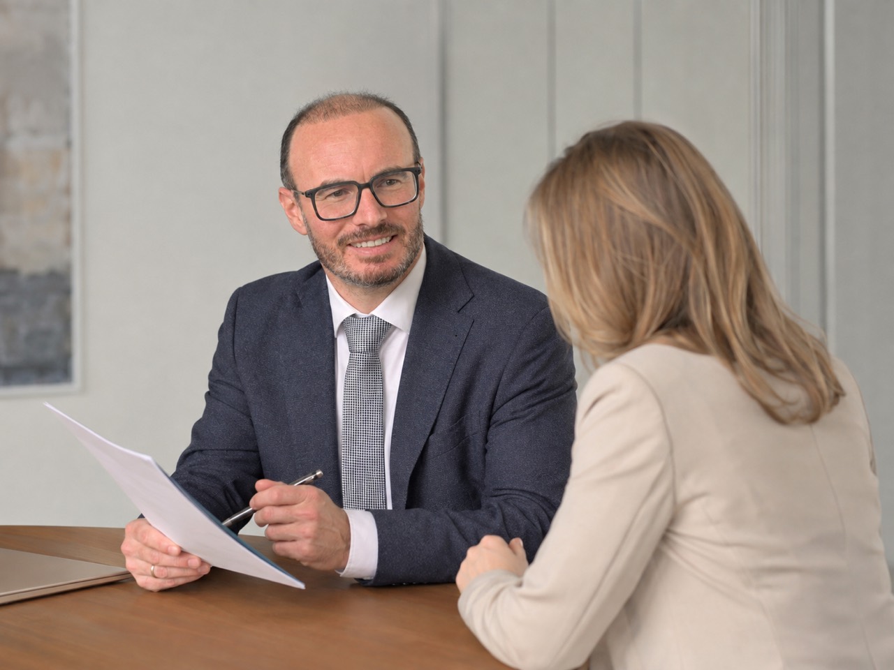 Dr. Nicolas Rohde im Gespräch am Besprechungstisch