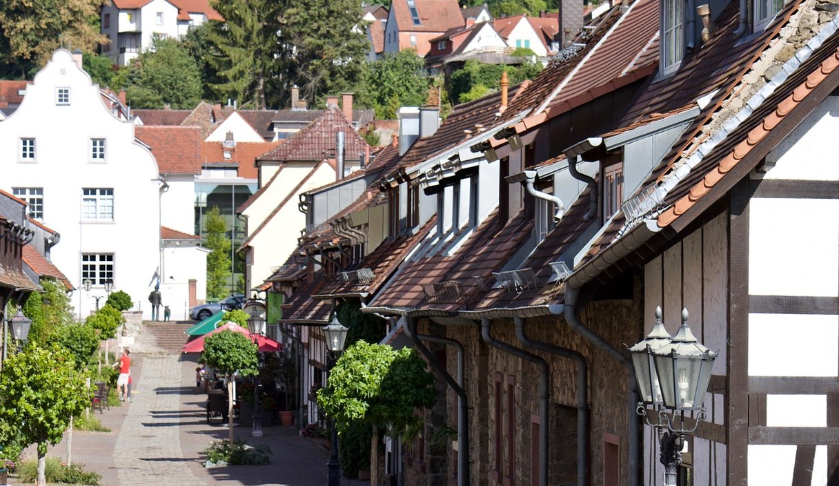 Eine schmale Gasse mit Fachwerkhäusern in der Altstadt von Zwingenberg.
