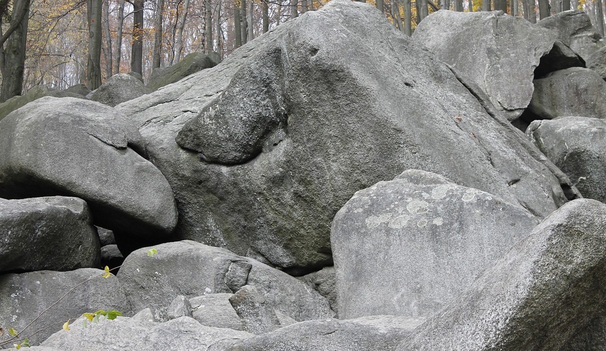 Große, moosige Granitblöcke im Felsenmeer bei Reichenbach im Odenwald.